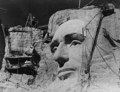 Face Of Abraham Lincoln Under Construction On Mount Rushmore History - Item # VAREVCHISL035EC899