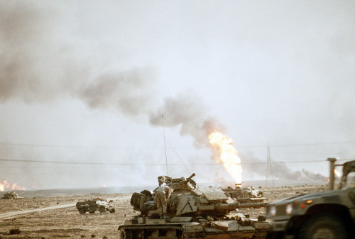 Us Marine Following The Retreat Of Iraqi Forces From Kuwait As During Operation Desert Storm. Fires Are From Oil Wells Set Ablaze By Retreating Iraqi Forces. Feb. 27 1991. History - Item # VAREVCHISL027EC246