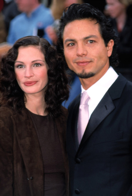 Julia Roberts And Benjamin Bratt At The 7Th Annual Sag Awards, La, March 11Th, 2001, By Robert Hepler. Celebrity - Item # VAREVCPSDJUROHR008