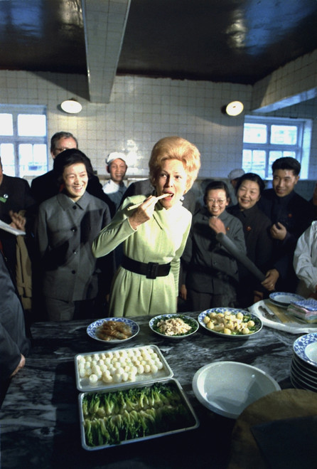 Nixon In China. Pat Nixon Samples Cuisine On A Visit To The Beijing Hotel Kitchen. Feb. 22 1972. History - Item # VAREVCHISL032EC125 Nixon In China. Pat Nixon Samples Cuisine On A Visit To The Beijing Hotel Kitchen. Feb. 22 1972. History - Item # VAREVCHISL032EC125