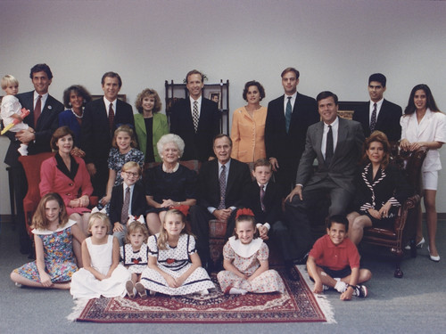 President George H. W. Bush And Wife Barbara Pose With Their Six Children History - Item # VAREVCHCDARNAEC123