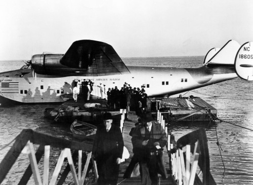 The First Passengers To Cross The Atlantic Leave Pan American'S Dixie Clipper Airplane In Lisbon History - Item # VAREVCHBDAVIACS033