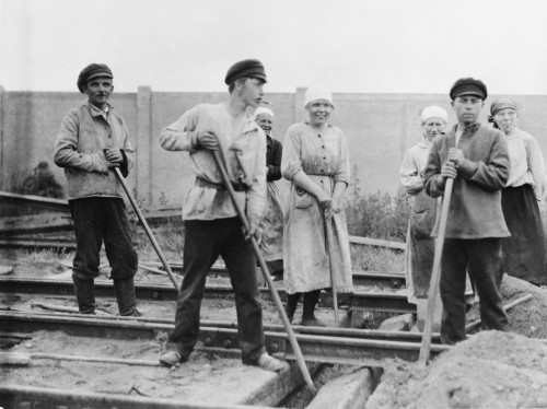 Russian Men And Women Railroad Track Workers On The Job In Petrograd History - Item # VAREVCHISL014EC222