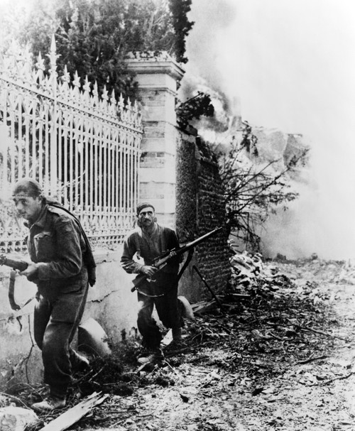 Two Canadian Soldiers Edge Along Wall History - Item # VAREVCHISL038EC045
