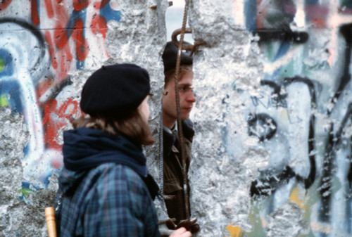 A Young West German Woman Speaks With An East German Guard Through An Opening In The Berlin Wall. Dec. 21 1989. History - Item # VAREVCHISL023EC213