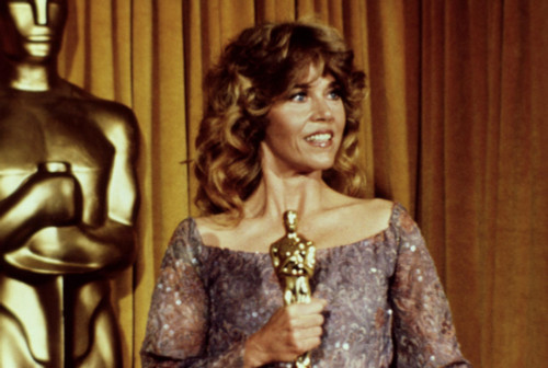 1978 Jane Fonda Holds Her Best Actress Oscar For Coming Home History - Item # VAREVCSSDOSPIEC007 1978 Jane Fonda Holds Her Best Actress Oscar For Coming Home History - Item # VAREVCSSDOSPIEC007
