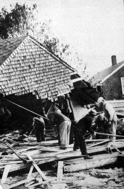 The New England Hurricane.  Wpa Workers And Rescue Squads Search For Bodies And Survivors At Shawomet Beach History - Item # VAREVCHCDLCGBEC475