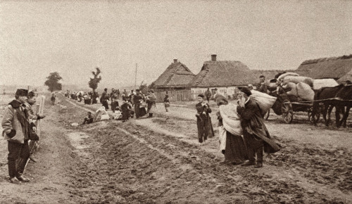 World War 1 In Eastern Europe. Jewish Residents Of Lublin Seek Protection From Austrian Soldiers. In Ww1 History - Item # VAREVCHISL044EC065