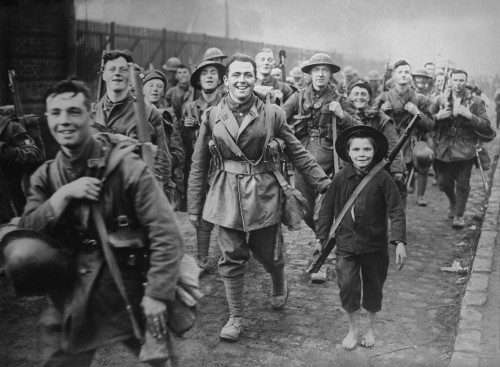 World War 1. Smiling British Soldiers Enter Lille History - Item # VAREVCHISL034EC877
