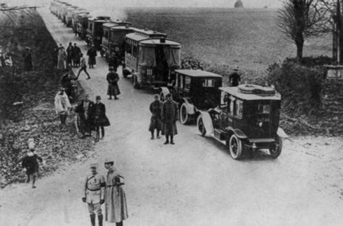 World War 1. Paris Taxi Cabs And Buses Lined To Take Over 4000 French Soldiers To Reinforce The 6Th Army Facing The Germans During Of Battle Of The Marne Near Nanteuil. Sept. 6-8 History - Item # VAREVCHISL034EC868