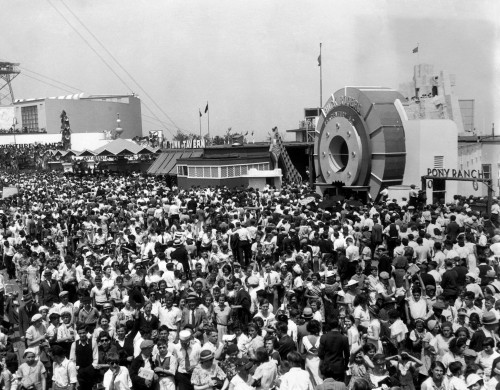 Crowds At The World'S Fair History - Item # VAREVCHBDWOFACS015