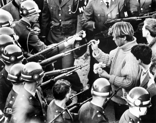 4867 Washington A Group Of Anti-Vietnam War Pickets History - Item # VAREVCHBDVIWACS001