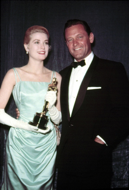 1954 Best Actress Grace Kelly [The Country Girl] Accepts Oscar From The Previous Year'S Best Actor William Holden History - Item # VAREVCSSDOSPIEC026