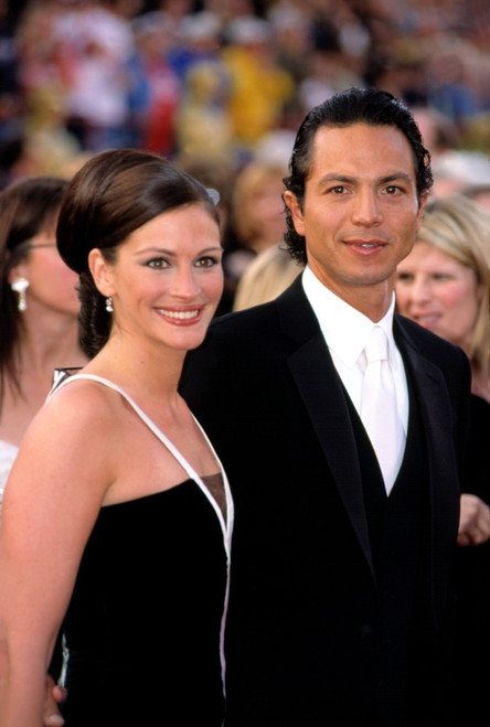 Julia Roberts And Benjamin Bratt At Academy Awards, 3252001, By Robert Hepler Celebrity - Item # VAREVCPSDJUROHR005