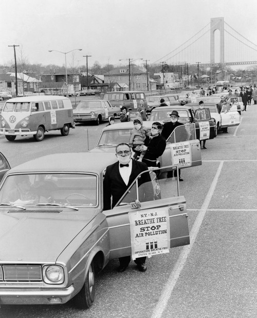 Protesters Of 'Operation Breath Free' Wear Surgical Masks As They Enter Their Cars At South Beach History - Item # VAREVCHISL019EC184