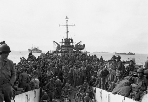 Troops Of The 31St Infantry Regiment Land At Inchon Harbor History - Item # VAREVCHISL038EC279