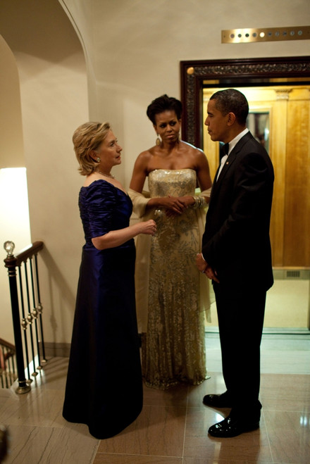 Hillary Clinton Chats With President And Michelle Obama Prior To The State Dinner For Indian Prime Minister Manmohan Singh. Nov. 24 2009. History - Item # VAREVCHISL026EC085 Hillary Clinton Chats With President And Michelle Obama Prior To The State Dinner For Indian Prime Minister Manmohan Singh. Nov. 24 2009. History - Item # VAREVCHISL026EC085