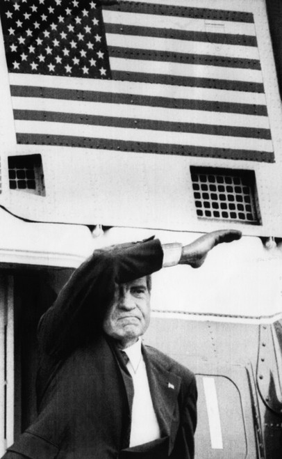 Nixon Presidency. Former Us President Richard Nixon Waves Goodbye From The Steps Of His Helicopter Outside The White House On The Day Of His Resignation History - Item # VAREVCPBDRINIEC146
