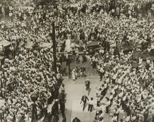 Crowd Greeting Bobby Jones And His Wife As They Arrive At The New City Hall In Atlanta History - Item # VAREVCHISL041EC107