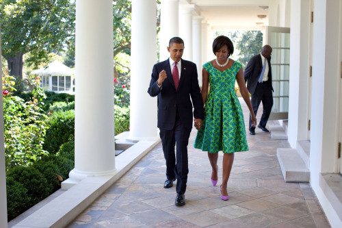 President And Michelle Obama Walk Along The Colonnade Of The White House. Michelle Wears A Emerald Green Print Flared Dress By Barbara Tfank. Sept. 21 2010. History - Item # VAREVCHISL025EC045