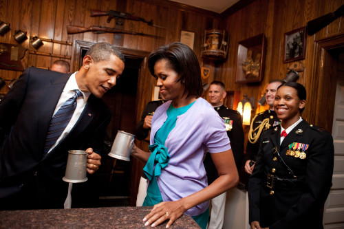 President And Michelle Obama Attend The Washington Marine Barracks Friday Evening Parade On July 24 2009. Michelle Wears A Teal Blue Linen Dress With A Silk Bow By Jason Wu With A Lavender Short Sleeve Cardigan. History - Item # VAREVCHISL025EC062
