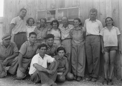 Group Of Jewish Immigrants Harvesting Hay On The Ein Gev Kibbutz On The East Side Of The Sea Of Galilee. The Kibbutz Was Founded In 1937 During The British Mandate Of Palestine. Ca History - Item # VAREVCHISL017EC004
