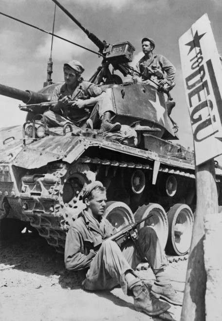 U.S. Soldiers Guard A Roadblock On The Naktong River Front In The Taegu Area With An M-24 Tank. Aug.-Sept. 1950. Battle Of The Naktong River History - Item # VAREVCHISL038EC268