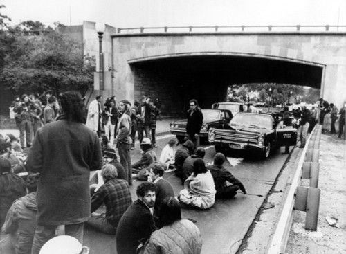 4867 Washington A Group Of Anti-Vietnam War Pickets History - Item # VAREVCHBDVIWACS004