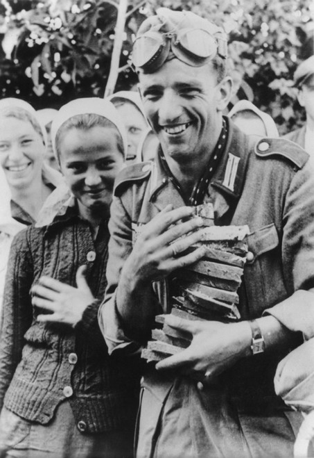 German Soldier Holding An Armful Of Sliced Bread With Several Young Ukrainian Women. German Propaganda Photo Of Welcoming Ukrainians During Operation Barbarossa Invasion. Oct. 1941. World War 2. History - Item # VAREVCHISL036EC905