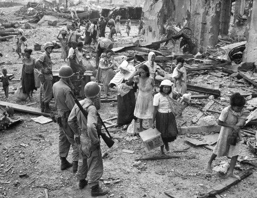 Women And Children Picking Their Way Barefooted Over The Wreckage Of North Manila History - Item # VAREVCHISL040EC140