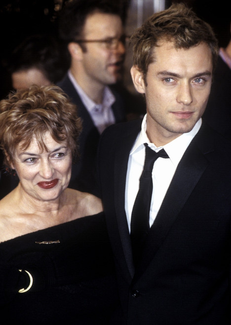 Jude Law And Mother Maggie Law At Premiere Of Cold Mountain, Ny 1292003, By John Naughton Celebrity - Item # VAREVCPCDJULAJM002