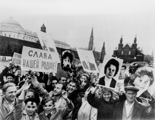 Muscovites Cheer Twin Space Triumphs. Russians In Red Square History - Item # VAREVCHISL034EC020