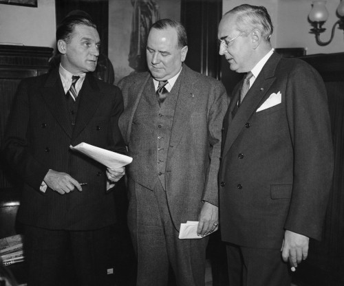 Three Senators Ready To Introduce A New Neutrality Bill. Feb. 1 History - Item # VAREVCHISL035EC478