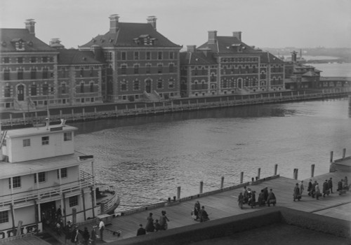 Well Dressed Immigrants Arriving Via Ferry At New York'S Ellis Island. Ferries Transported Passengers From Their Ocean Going Ship To The Immigrant Inspection Station. Ca. 1910. History - Item # VAREVCHISL016EC266