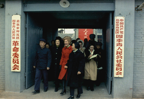 Nixon In China. Pat Nixon Visiting The Evergreen People'S Commune On The West Edge Of Beijing. Feb. 23 1972. History - Item # VAREVCHISL032EC117 Nixon In China. Pat Nixon Visiting The Evergreen People'S Commune On The West Edge Of Beijing. Feb. 23 1972. History - Item # VAREVCHISL032EC117