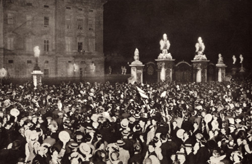 World War 1. London Crowds Cheering The Royal Family On The Buckingham Palace Balcony On The Day Britain Declared War On Germany And Austria-Hungary. August 4 History - Item # VAREVCHISL034EC850 World War 1. London Crowds Cheering The Royal Family On The Buckingham Palace Balcony On The Day Britain Declared War On Germany And Austria-Hungary. August 4 History - Item # VAREVCHISL034EC850