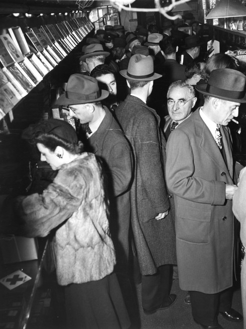 People Waiting On Line To Buy Cigarettes During Wwii Cigarette Shortage History - Item # VAREVCSBDSMOKCS003