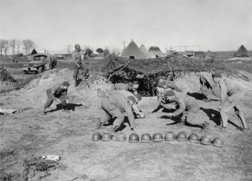 American Soldiers Of A Field Artillery Battalion History - Item # VAREVCHISL038EC013