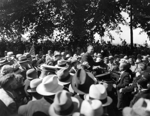 Presidential Nominee Gov. Franklin Roosevelt Surrounded By Admirers On His Arrival At Omaha History - Item # VAREVCCSUA000CS019