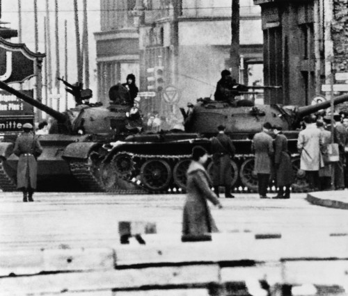 Cold War. Soviet Tanks At The Friedrichstrasse Checkpoint History - Item # VAREVCHBDCOWAEC001
