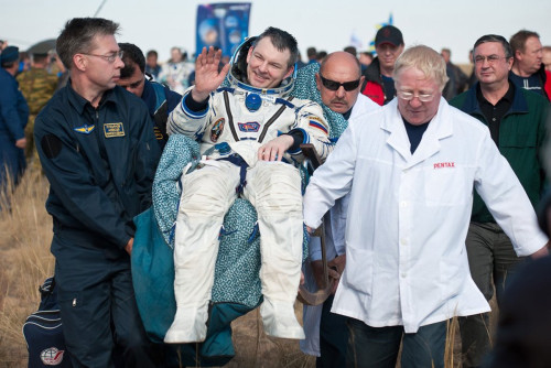 Cosmonaut Alexander Samokutyaev Carried After Returning From Over Five Months Aboard The International Space Station. After Long Period Of Zero Gravity History - Item # VAREVCHISL034EC033