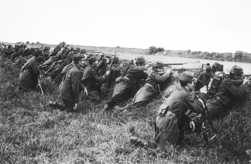 World War 1. French Soldiers Behind A Ditch Waiting For A German Assault. Possibly During The Battle Of The Marne. Ca. September 6-12 History - Item # VAREVCHISL034EC857