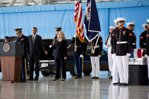 President Barack Obama Hold Hands With Sec. Of State Hillary Rodham Clinton At Andrews Field History - Item # VAREVCHISL039EC810