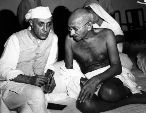 Rashtrapati Jawharlal Nehru And Mahatma Gandhi In 1946.Courtesy Csu ArchivesEverett Collection History - Item # VAREVCPBDMAGACS005