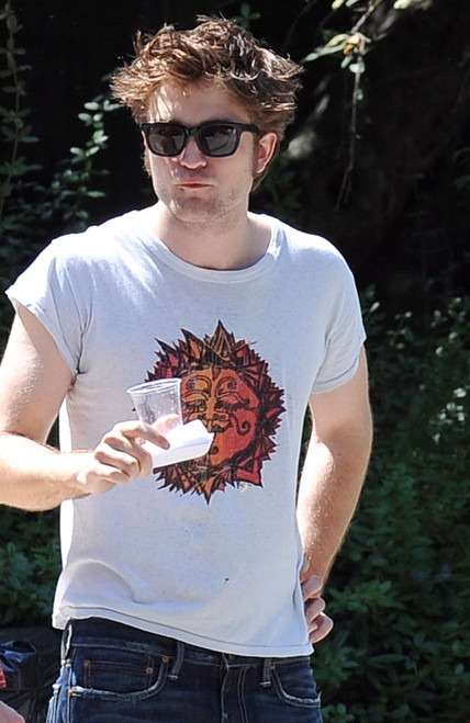 Robert Pattinson, Emilie De Ravin On Location For Remember Me Film Shooting On Location In Central Park, Central Park, New York, Ny June 30, 2009. Photo By Kristin CallahanEverett Collection Celebrity - Item # VAREVC0930JNAKH014