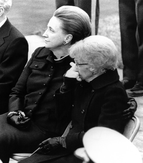 President Harry Truman'S Funeral. Bess Truman With Her Daughter Margaret Daniels During Graveside Ceremonies At The Truman Library. Dec. 18 History - Item # VAREVCCSUA000CS103