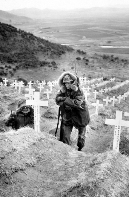 Korean War U.S. Marine Visits Grave Of South Korean Soldiers History - Item # VAREVCSSDKOWACS011 Korean War U.S. Marine Visits Grave Of South Korean Soldiers History - Item # VAREVCSSDKOWACS011