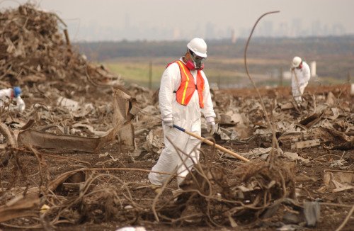 Workers At The Fresh Kills Landfill Gather Debris From The World Trade Center For Victim Identification And Evidence Related To The Attack. Oct. 16 2001. Photo Everett Collection History - Item # VAREVCHISL029EC225