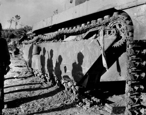 Shadows Of 6Th Division Marines On A Battle-Wrecked Tank On Okinawa. The Soldiers Are Advancing To Mop Up Operations In The Southern Tip Of The Island. Late May To Early June 1945. World War 2. History - Item # VAREVCHISL036EC774