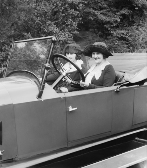 Young Women Driving A Convertible In Washington History - Item # VAREVCHISL040EC985
